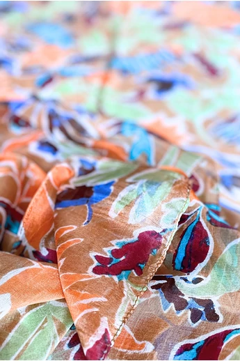 mandulaszin-levelmintas-sal-selyem-