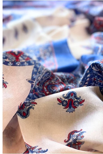 hollandkek-keretben-paisley-mintás-sal