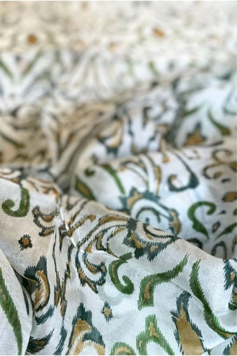 hermelinfeher-alapon-szaharasarga-angolzold-mintas-sal-selyem- hermelinfeher-alapon-szaharasarga-angolzold-mintas-sal-selyem-