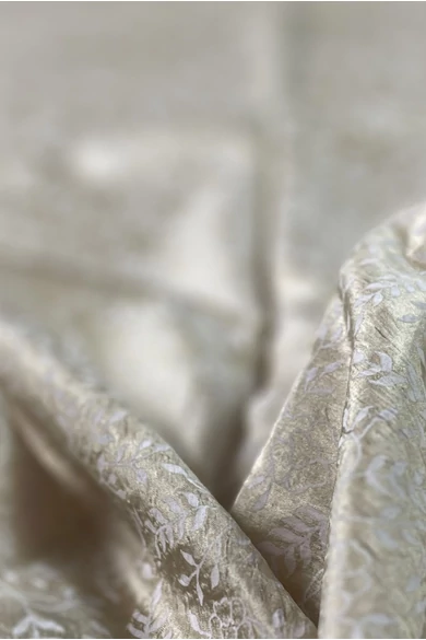 Óarany alapon liliomfehér virág mintás 100% valódi hernyóselyem sál 50x180cm