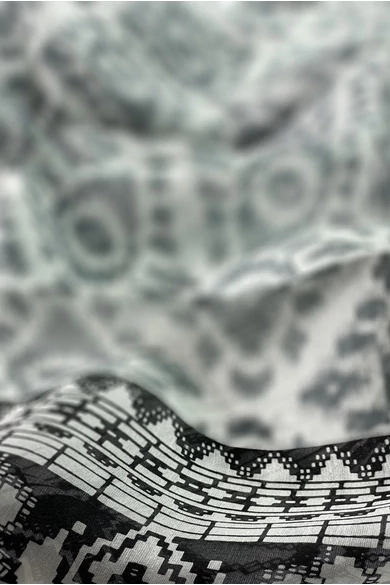 Hófehér alapon éjfekete bordűr, ezüstszürke mintával 100% valódi hernyóselyem sál 100x180 cm