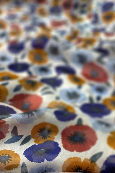 Hermelinfehér alapon virágmintás 100% valódi hernyóselyem sál 100x180 cm